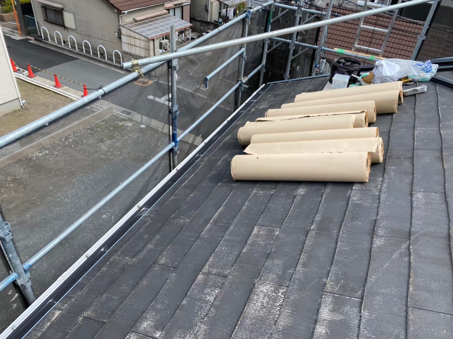 家屋周囲に足場設置